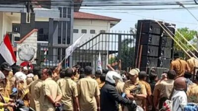 Ratusan Kades di Kabupaten Brebes Geruduk Kantor DPRD 