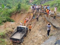 Satu Unit Pick Up Terperosok di Simarpinggan Tapteng