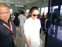 Artis Dangdut Siti Badriyah Mendarat di Bandara FL.Tobing