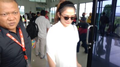 Artis Dangdut Siti Badriyah Mendarat di Bandara FL.Tobing