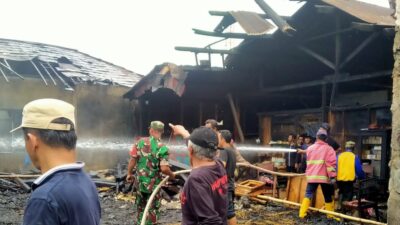 Akibat Korsleting Listrik 2 Rumah di Majalangu Habis Terbakar