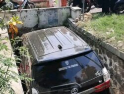 Hindari Pejalan Kaki, Mobil Avanza Masuk Selokan