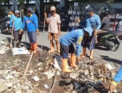 Antisipasi Banjir DPU SDA Lakukan Pengangkatan Sampah di Saluran Sungai