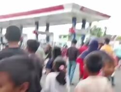 Ratusan Masyarakat Geruduk SPBU Muaranibung Tapteng