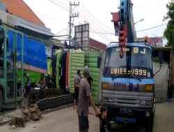 Hindari Balapan Liar Truk Tronton Terguling 