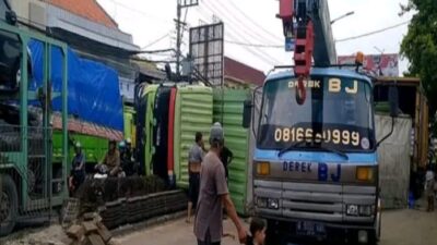 Hindari Balapan Liar Truk Tronton Terguling 