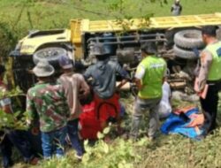 Jalan Amblas Bikin Truk Terjun ke Jurang di Taput, 1 Tewas Tertimpa