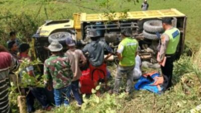 Jalan Amblas Bikin Truk Terjun ke Jurang di Taput, 1 Tewas Tertimpa