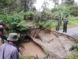 Jalan Tambokan Desa Lumban Silintong Pagaran Putus Diterjang Banjir