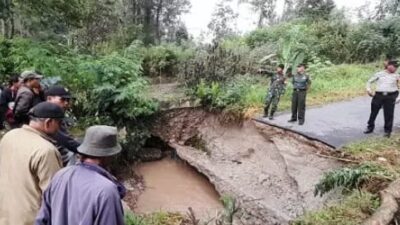 Jalan Tambokan Desa Lumban Silintong Pagaran Putus Diterjang Banjir