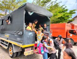 Polres Humbahas Antar Jemput Anak Sekolah Korban Longsor Simangulampe