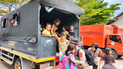 Polres Humbahas Antar Jemput Anak Sekolah Korban Longsor Simangulampe