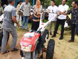 Ketua TP-PKK Kepri Serahkan 9 Unit Traktor ke Kelompok Tani Desa Ekang Enculai