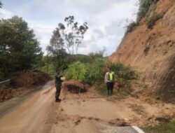 Jalan Penghubung Tapteng – Taput Tertutup Tanah Longsor