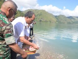 Isak Tangis Iringi Ibadah Arwah & Tabur Bunga Korban Longsor di Humbahas