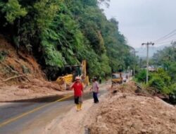 2 Titik Jalan di Taput Longsor, 1 Truk Terguling ke Jurang