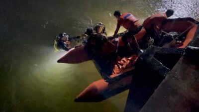 Satu Unit Mobil Tangki Air Tirta Nauli Sibolga Jatuh ke Laut