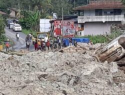 2 Mobil Diterjang Tertimbun Tanah Longsor di Taput