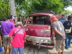 Diduga Supir Ngantuk, Mobil Pickup Terjun Bebas ke Sungai