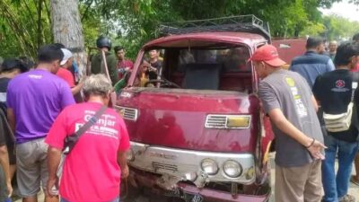 Diduga Supir Ngantuk, Mobil Pickup Terjun Bebas ke Sungai