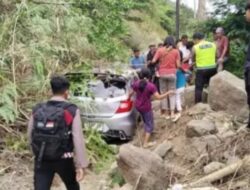 Mobil Tertimpa Longsor di Jalinsum Tapanuli Utara, Pengemudi Terjebak