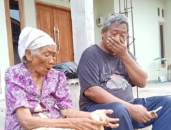 Tangis Haru Nenek Jariyah Dapat Bantuan Bedah Rumah