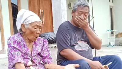 Tangis Haru Nenek Jariyah Dapat Bantuan Bedah Rumah