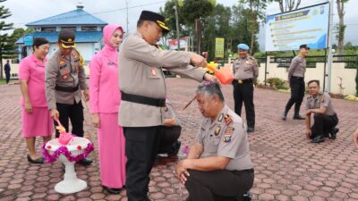 Kapolres Humbahas Pimpin Upacara Kenaikan Pangkat 12 Personel