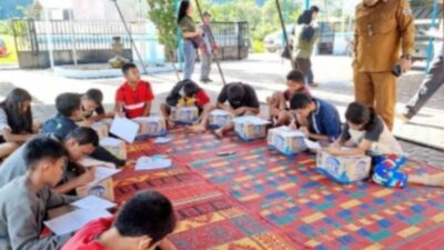 Siswa Korban Bencana Longsor di Baktiraja Ujian Semester di Penampungan