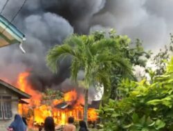 Diduga Korsleting Listrik, 3 Rumah Warga di Labuhanbilik Hangus Terbakar