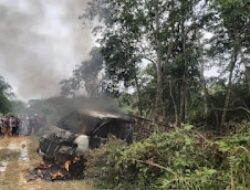 Massa Bakar Mobil Diduga Pelaku Pencuri Kerbau