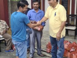 Sambut Natal, Keluarga Josmen Sitohang Berbagi Bingkisan Natal
