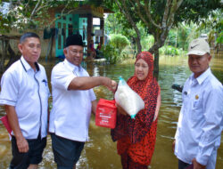 Pemda Kampar Salurkan Bantuan ke Warga Terdampak Banjir di Tambang