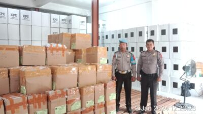 Logistik Pemilu 2024 di Kawal Polisi Saat Tiba di Kantor KPU Pematang Siantar