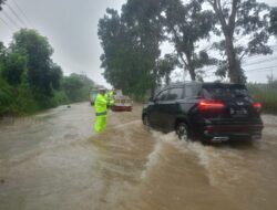 Ruas Jalan di Bintan Tergenang Banjir, Polisi Sigap Atur Lalu Lintas