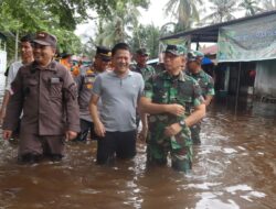 Danrem 031/WB Tinjau Langsung Warga Terdampak Banjir di Desa Kualu