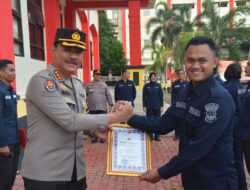 Aslog Polri Beri Reward ke Personel Bidhumas Polda Kepri Briptu Ronal Maulana