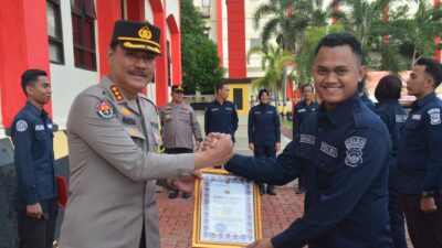 Aslog Polri Beri Reward ke Personel Bidhumas Polda Kepri Briptu Ronal Maulana