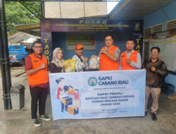 GAPKI Riau Serahkan 300 Paket Sembako ke Posko Tagana Untuk Korban Banjir
