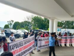 Puluhan Massa Demo Kantor Bupati dan Polres Taput