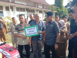 Pj Bupati Tapteng Beri Alsintan Buat 7 Kelompok Tani