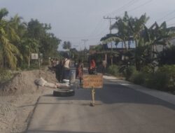 Material Proyek Jalan di Panai Hulu Ancam Pengendara