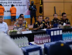 Bea Cukai Batam Tahan 2 Tersangka Penyelundup Mikol Ilegal dari Singapura