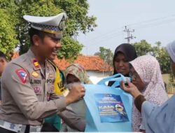 Ibu-ibu Dihadiahi Sepaket Beras Usai Praktekan Safety Riding dengan Benar