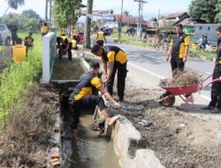 Jelang Bulan Puasa, Kapolres Madina dan Jajaran Gelar Bhakti Sosial, Bersihkan Lingkungan