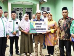 Plt Bupati Labuhanbatu Serahkan Kunci Rumah Layak Huni Bantuan Baznas
