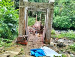 Pemdes Aek Bottar Perbaiki Jembatan Gantung yang Rusak