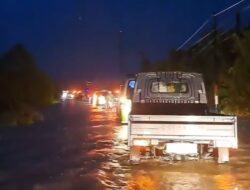 Macet Panjang, Jalan Lintas Sumatera di Badiri Lumpuh Akibat Banjir