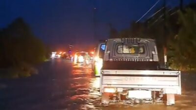 Macet Panjang, Jalan Lintas Sumatera di Badiri Lumpuh Akibat Banjir