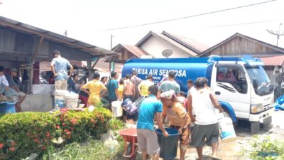 Bantu Korban Banjir, Josmen Sitohang Datangkan Mobil Air Bersih